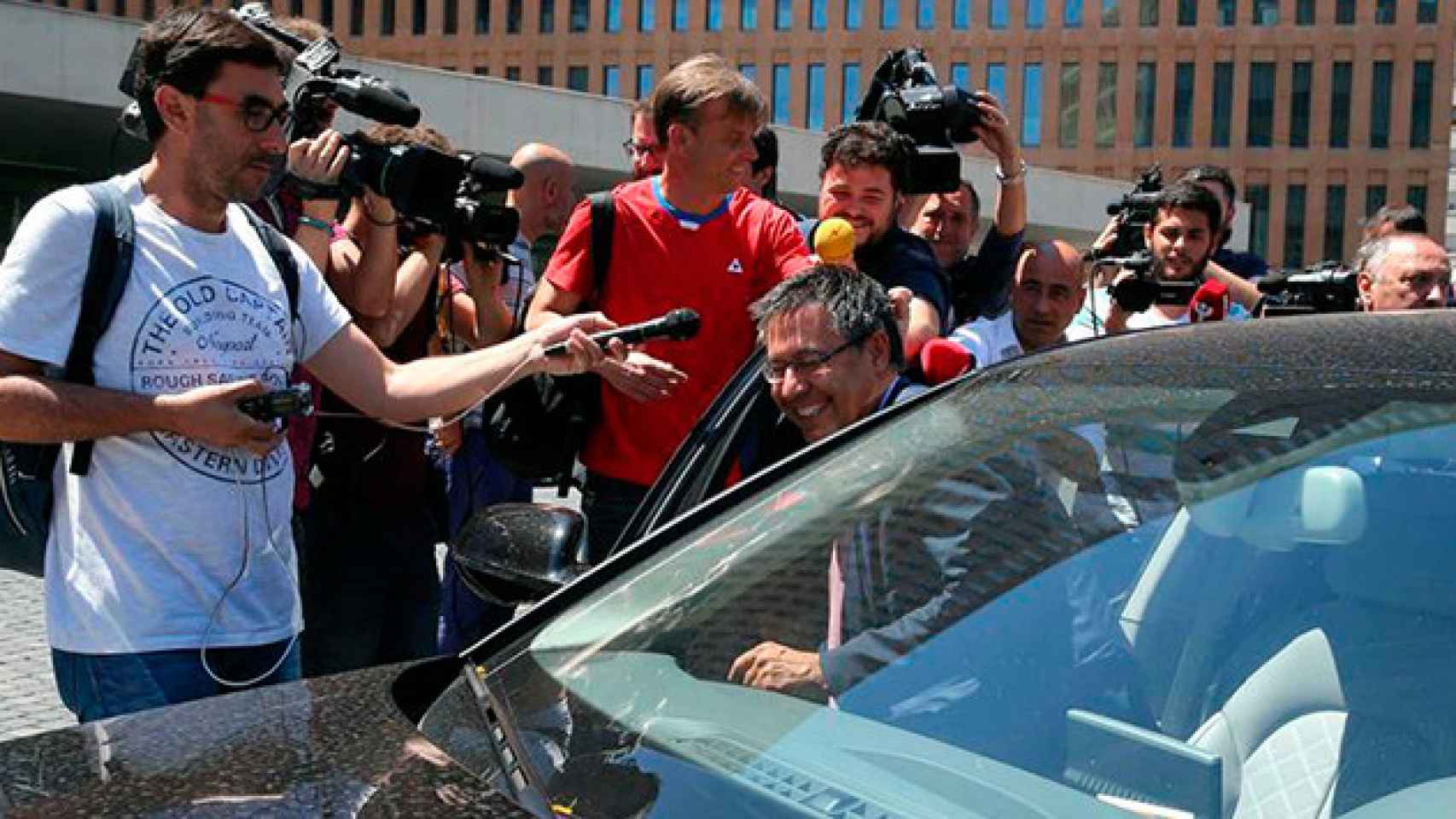 El presidente del FC Barcelona, Josep Maria Bartomeu (c), rodeado de periodistas a su salida de la Ciudad de la Justicia / EFE
