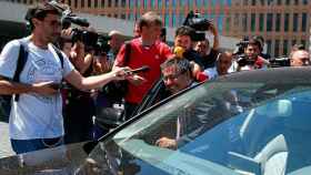 El presidente del FC Barcelona, Josep Maria Bartomeu (c), rodeado de periodistas a su salida de la Ciudad de la Justicia / EFE