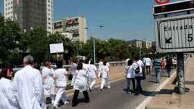 Protesta de médicos catalanes ante el Hospital Universitario Vall d'Hebron de Barcelona / EFE