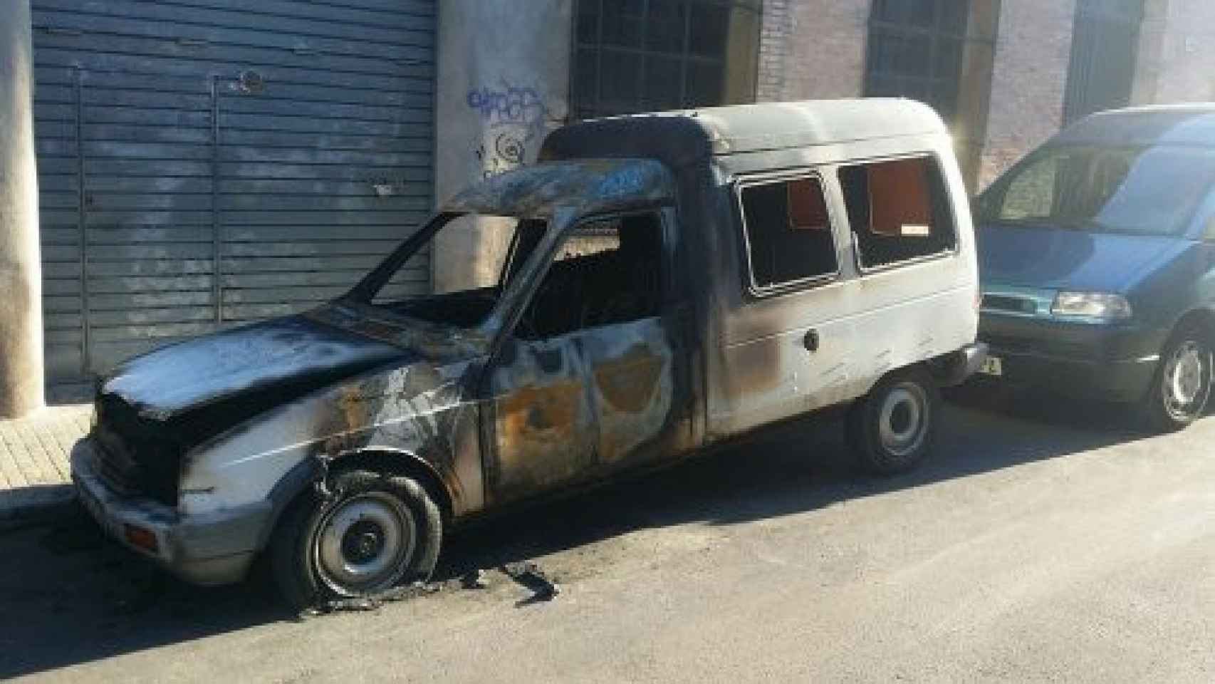 El vehículo del secretario general de la CGT en Cataluña, calcinado tras un fuego provocado / CGT