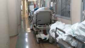 Pacientes en los pasillos del Hospital Vall d'Hebron.