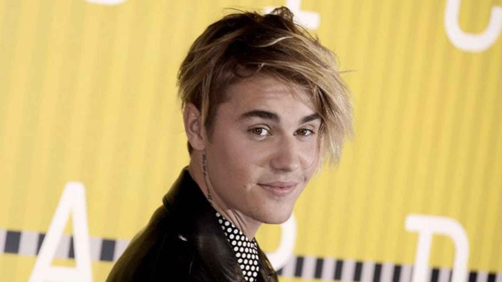 Las fans de Justin Bieber enloquecieron en su entrada a los premios MTV, se había cambiado el peinado