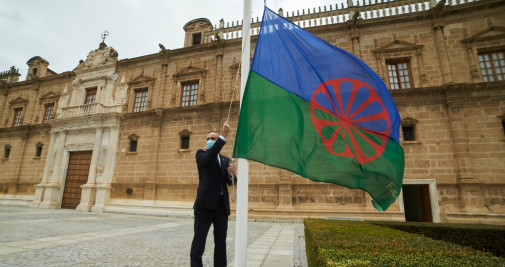  La bandera gitana, izada en el Parlamento Andaluz / EUROPAPRESS