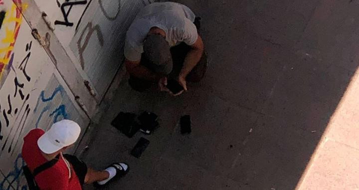 Dos ladrones se reparten el botín de móviles robados en C/Provençals este jueves / CEDIDA
