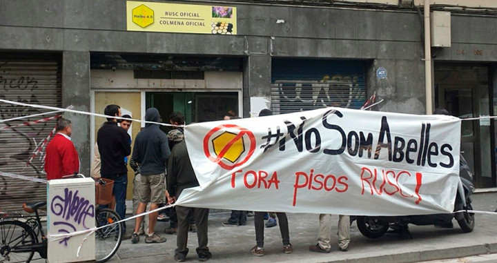 Protesta contra la sede de las muestras de los pisos colmena de Barcelona / GAS