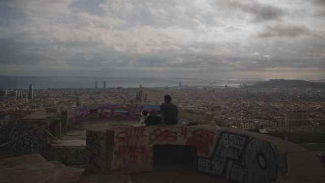 Un joven mira el paisaje en el mirador Turó de la Rovira, en Barcelona, Cataluña (España) / EUROPA PRESS