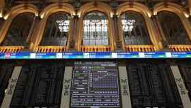 Interior de la Bolsa de Madrid, con las pantallas del Ibex al fondo / EP