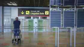 Un pasajero empuja un carro de equipaje en el Aeropuerto de Barajas durante el pasado verano / EUROPA PRESS