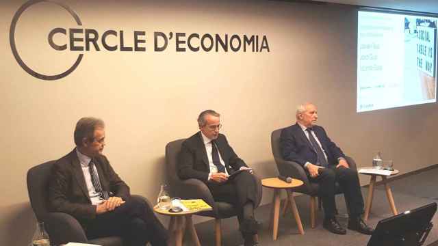 El presidente de Caixabank Jordi Gual; el presidente del Círculo de Economía, Javier Faus, y el catedrático y exconsejero del Banco de España Vicente Salas / EP