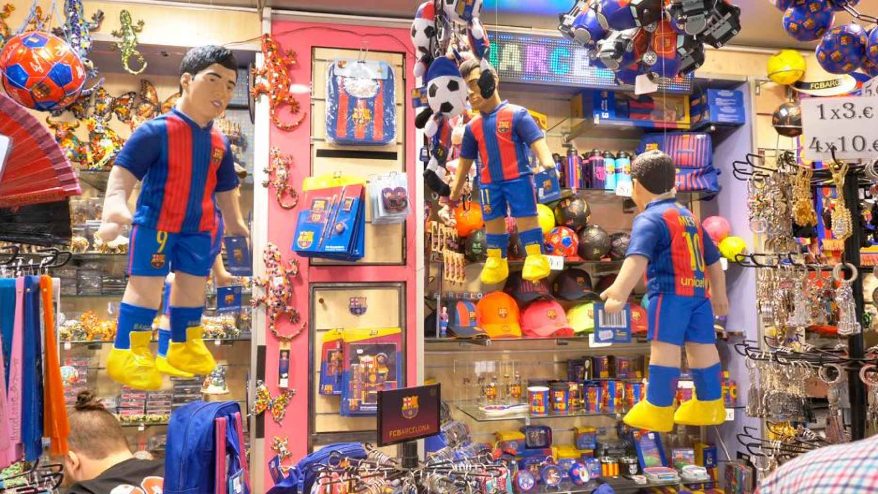 Imagen de recuerdos temáticos del FC Barcelona en un comercio de la ciudad condal / CG