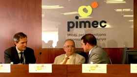 El presidente de Pimec, Josep González (c), junto al secretario de Empresa, Joaquim Ferrer (d), y el directivo de Banco Sabadell José Luís Montesinos (i) / CG