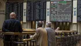 Hombres en la Bolsa de Madrid en una imagen de archivo / EFE