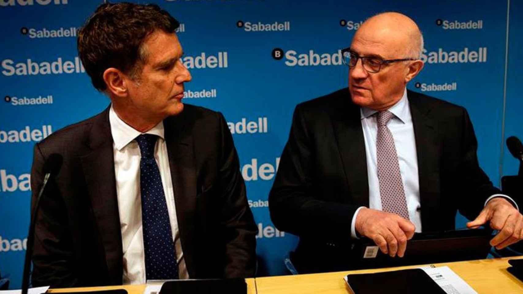 Jaume Guardiola (I), consejero delegado del Banco Sabadell, y Josep Oliu, su presidente, durante la presentación de resultados de 2015.
