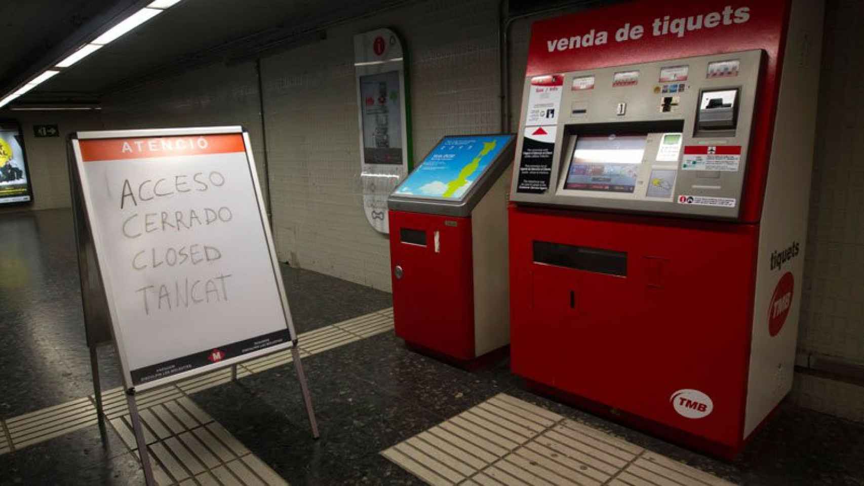 Un acceso al Metro de Barcelona cerrado durante la huelga del subterráneo.