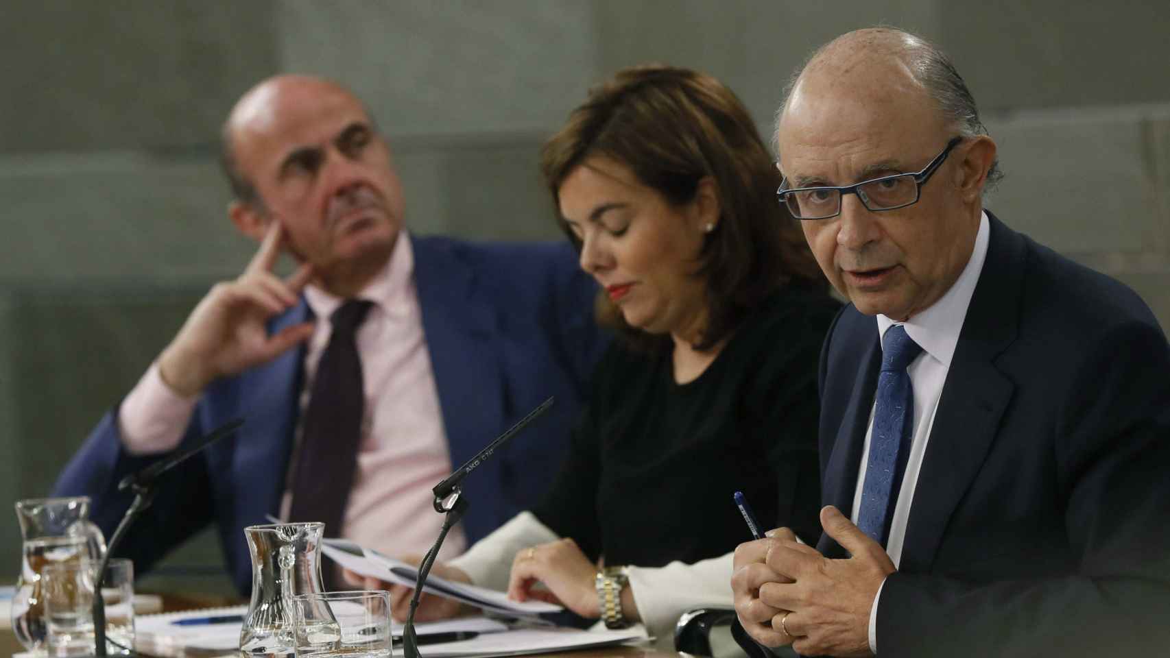 Luis de Guindos, Soraya Sáenz de Santamaria y Cristóbal Montoro tras el Consejo de Ministros de ayer