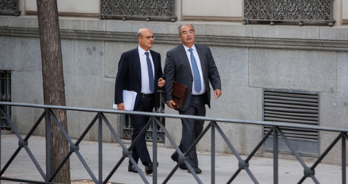 El expresidente del Banco Popular Ángel Ron (d) y su abogado José Antonio Choclán (i) a su llegada a un juicio en la sede de la Audiencia Nacional / EUROPA PRESS