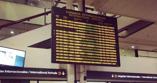 Un panel con las llegadas internacionales del aeropuerto Arturo Merino Benítez, en Santiago de Chile, en una imagen de archivo / AEROPUERTO DE SANTIAGO DE CHILE