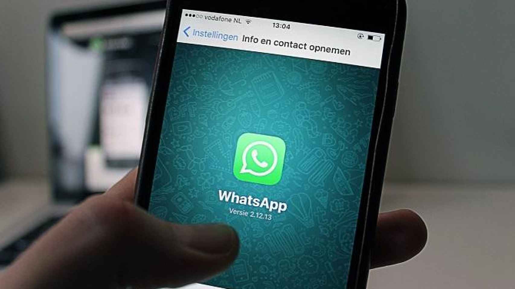 Un móvil con Whatsapp instalado