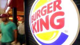 Imagen de un restaurante de comida rápida Burger King, la cadena que se deberá replantear su vestuario en Cataluña / EFE