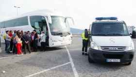 La Guardia Civil inmoviliza el autobús del conductor detenido / CG