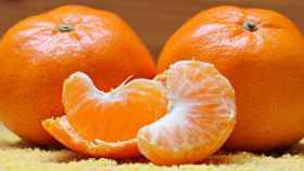 Imagen de unas mandarinas por dentro y por fuera / PIXABAY