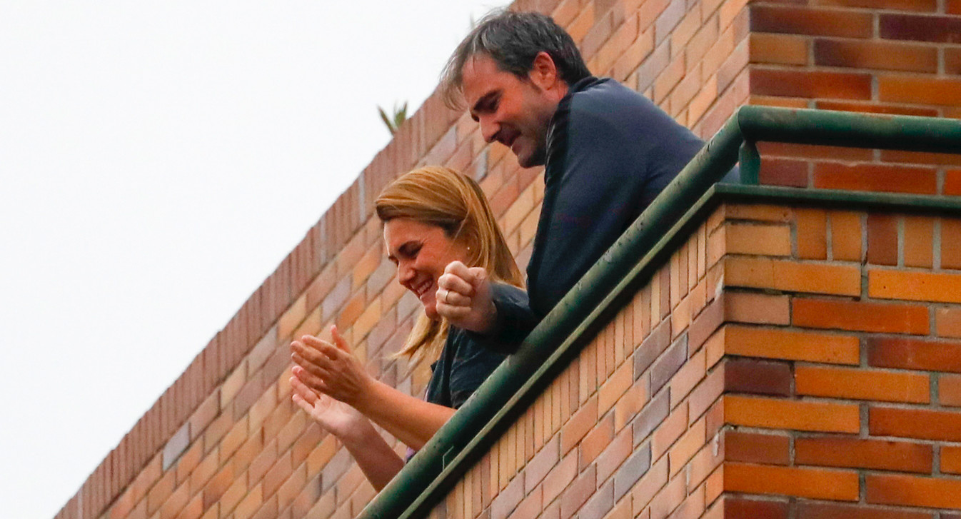 Carlota Corredera con su marido en el balcón del piso en el que viven en Madrid / AGENCIAS
