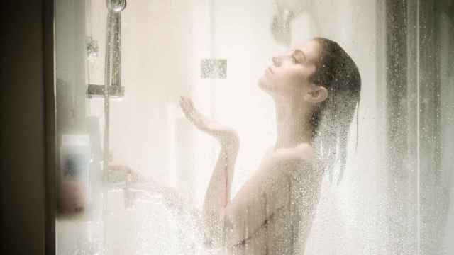 Una foto ilustrativa de una mujer en la ducha