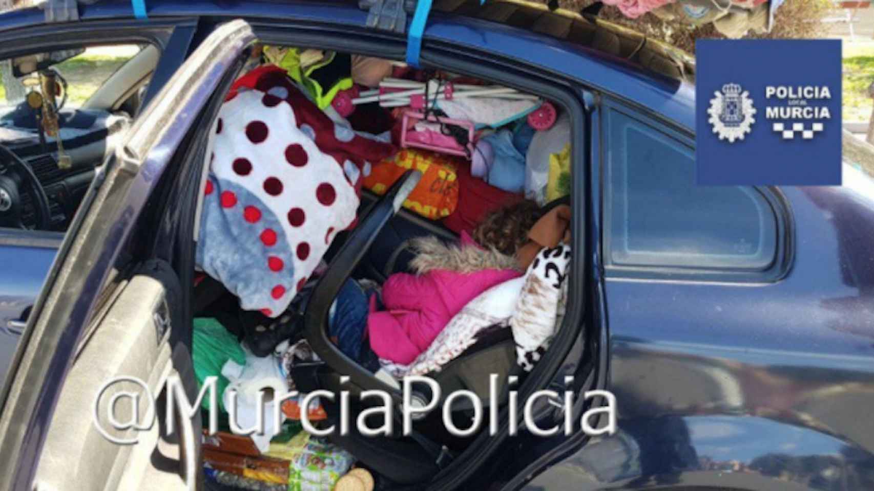 La foto de la niña atrapada entre objetos dentro del vehículo / Twitter