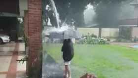 El niño juega con el agua en el jardín de su casa / Youtube