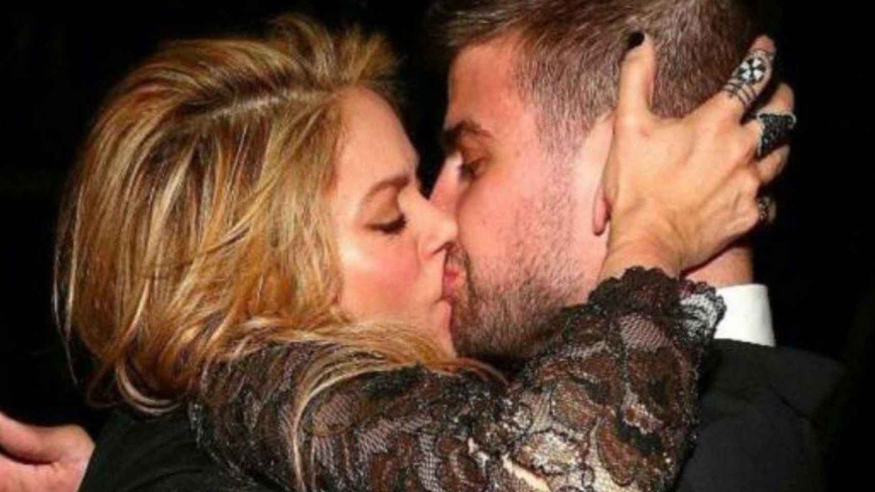 Shakira besa a Piqué