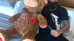Arturo Vidal regala un oso a Sonia Isaza / INSTAGRAM