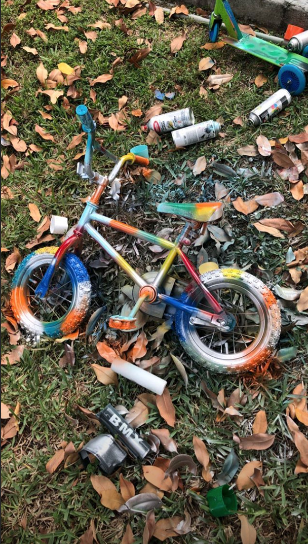 Gerard Piqué pinta las bicis de sus hijos