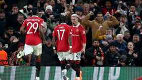 Los jugadores del United celebran el gol de Fred : EFE