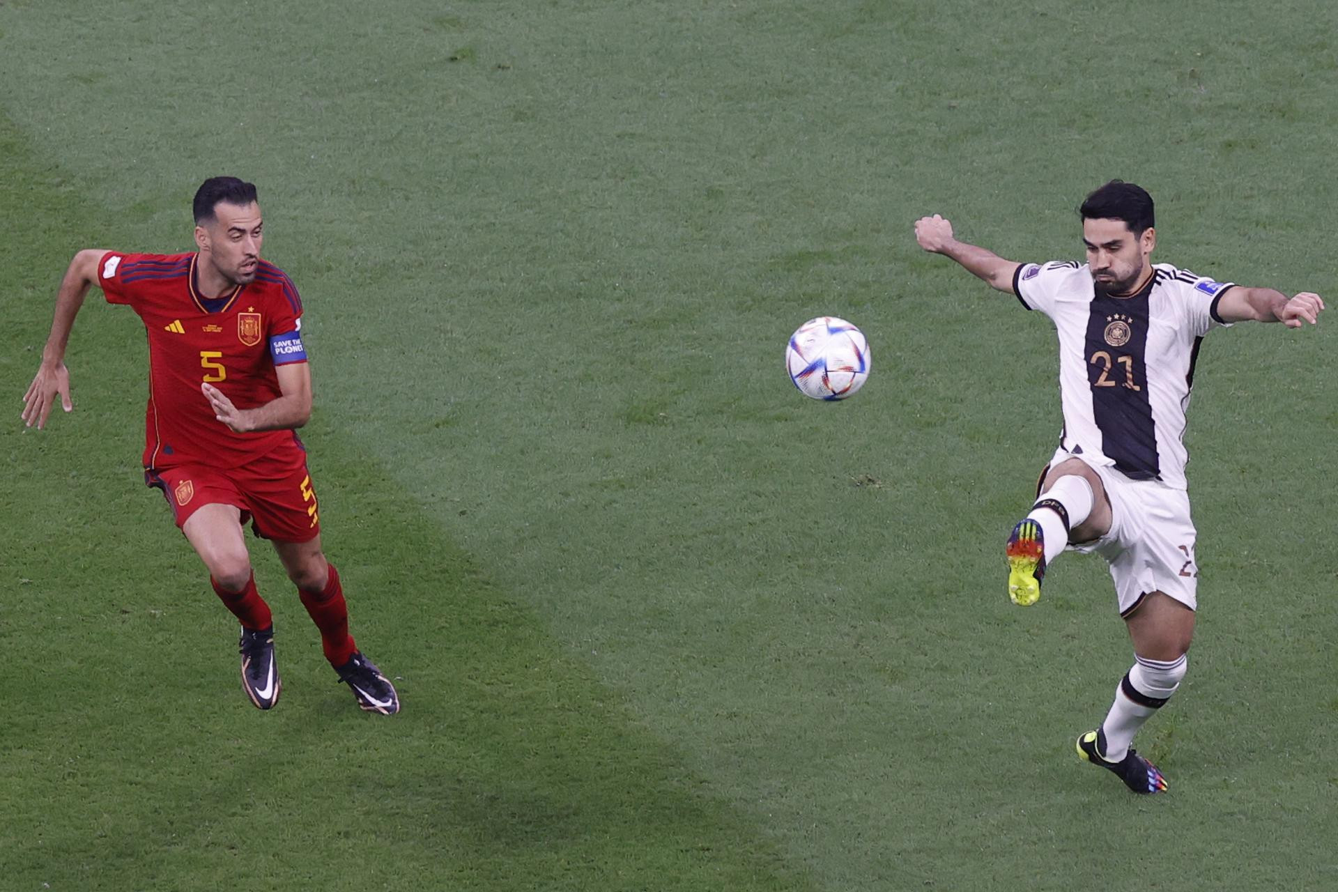 Gundogan et Busquets se disputent le contrôle du ballon lors du match Espagne-Allemagne à la Coupe du monde au Qatar / EFE.