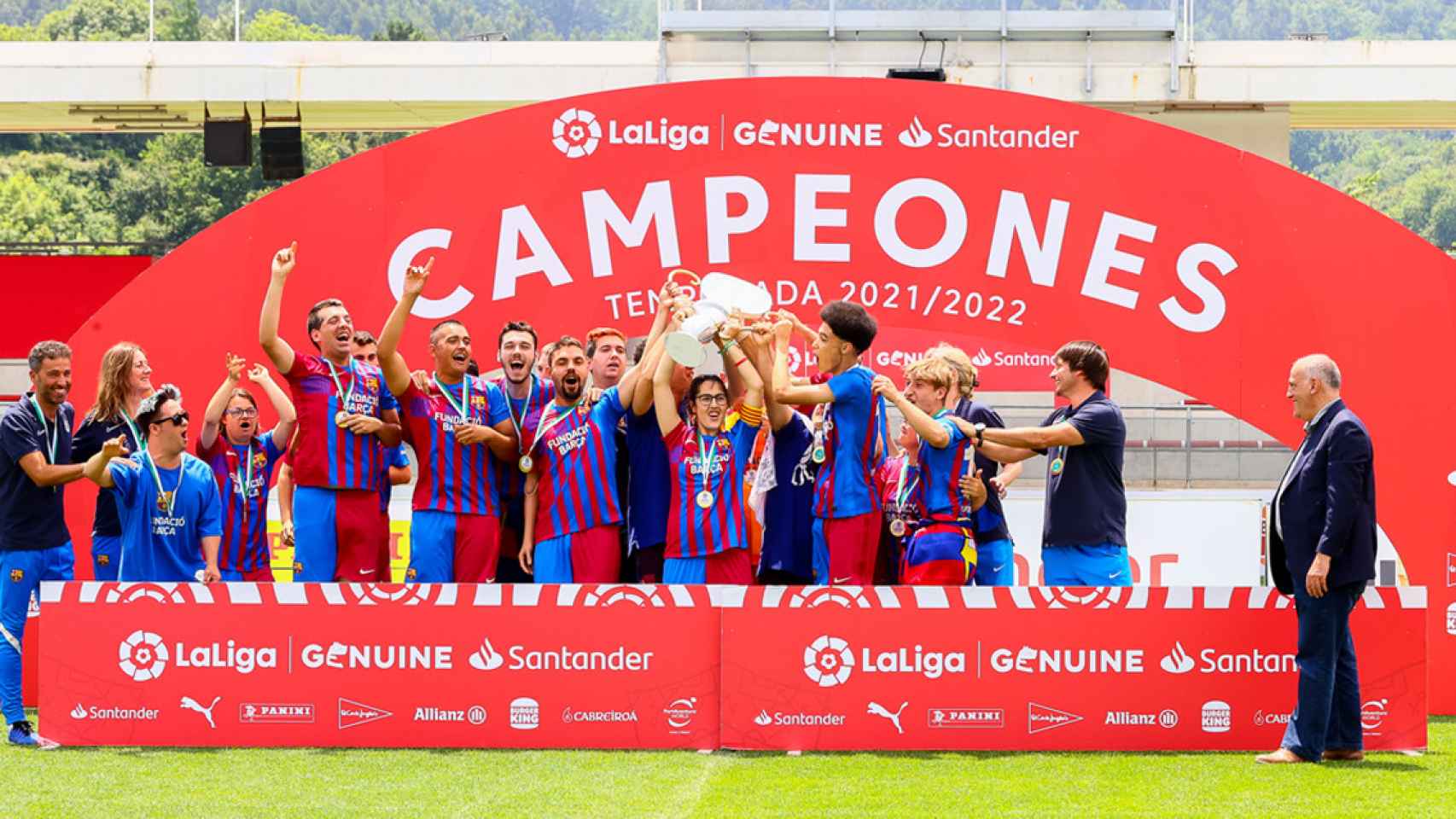 La Fundación Barça, celebrando el campeonato en la Liga Genuine Santander / FCB