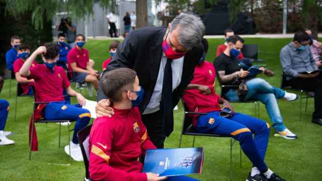 Joan Laporta, junto a los canteranos que hacen vida en la Masía / FCB