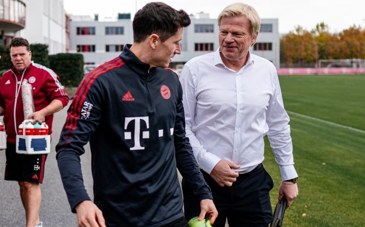 Robert Lewandowski y Oliver Kahn, en un entrenamiento del Bayern / INSTAGRAM