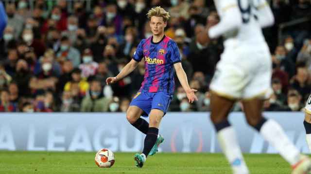 Frenkie de Jong, en una acción del partido entre Barça y Nápoles, en la Europa League / FCB