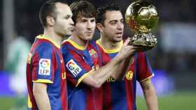 Messi, Iniesta y Xavi con el Balón de Oro de 2010 / FC Barcelona