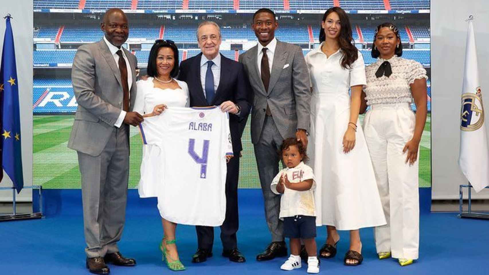 Uno de los fichajes que han llegado a coste cero, David Alaba, posa junto a su familia y Florentino Pérez / Real Madrid