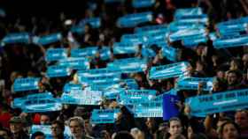 Aficionados del Camp Nou con pancartas de Tsunami Democràtic / EFE