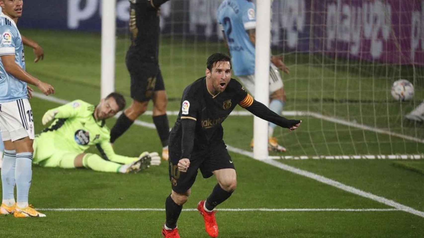 Messi celebra el gol en propia de Olaza / EFE