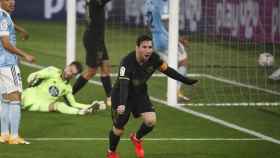 Messi celebra el gol en propia de Olaza / EFE