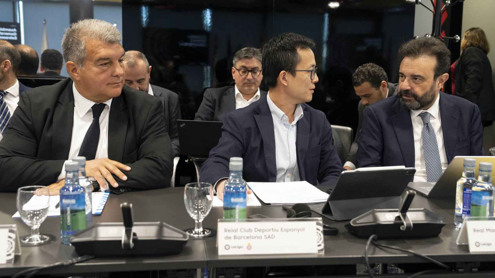 Laporta y José Ángel Sánchez, representantes de Barça y Real Madrid, sentados prácticamente al lado / EFE