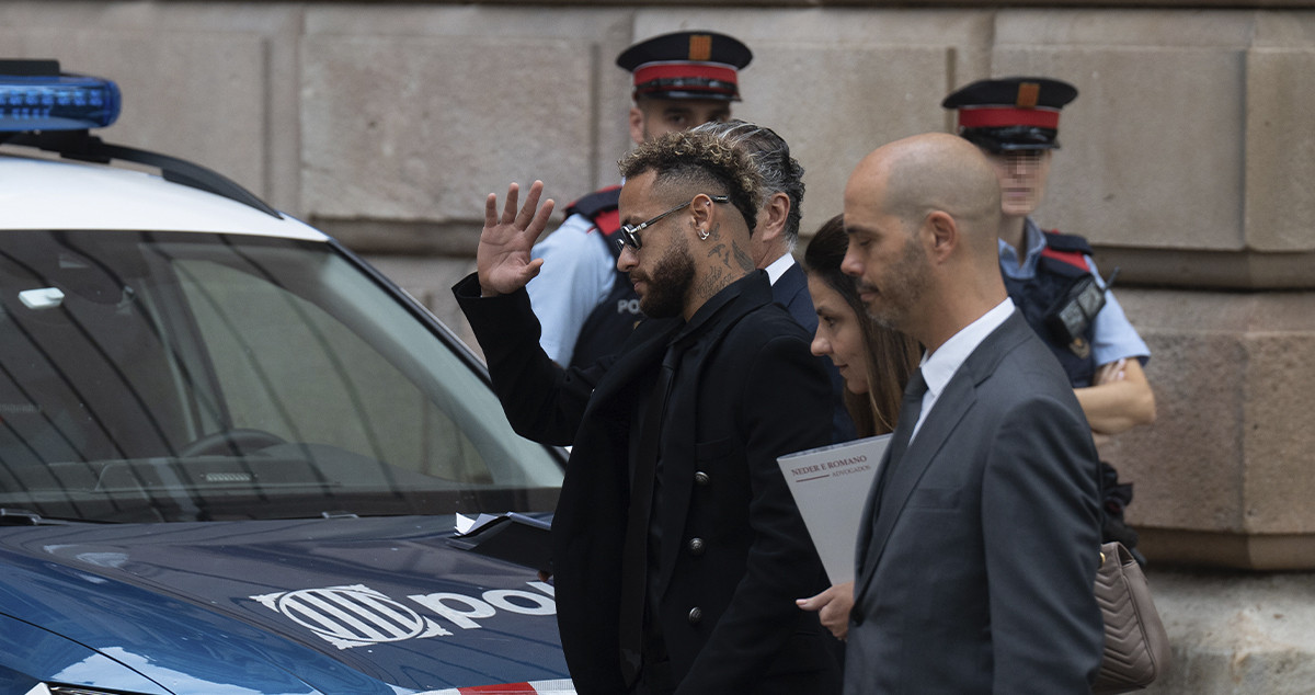 El delantero del Paris Saint-Germain Neymar Da Silva (c) a su llegada al juicio por el ‘caso Neymar 2’ / David Zorrakino - Europa Press