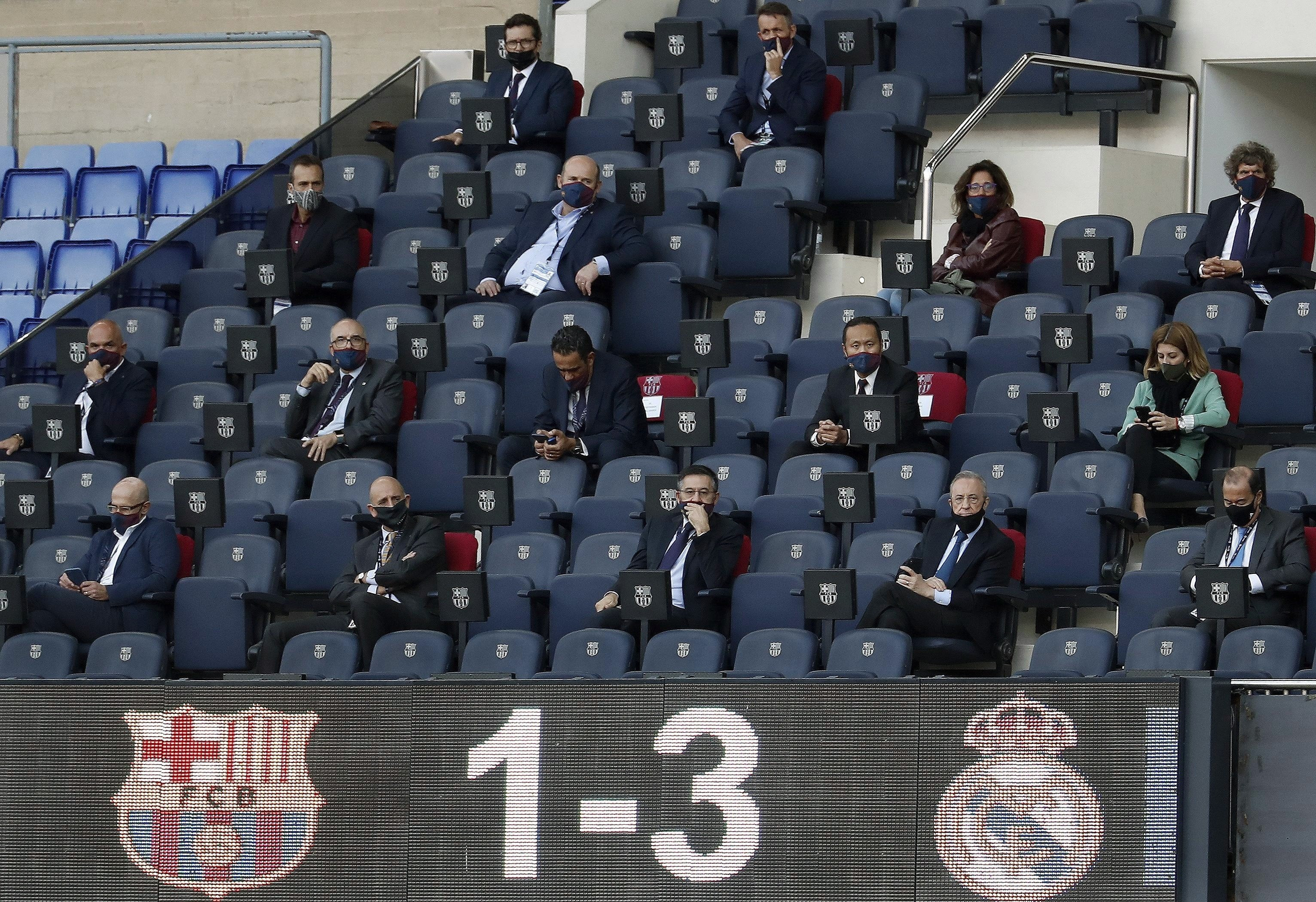Bartomeu y Florentino, en el Camp Nou durante el clásico / EFE