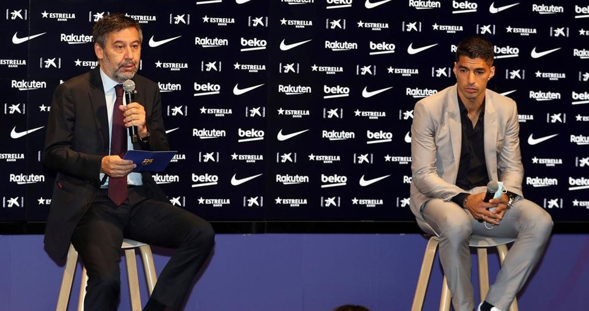 Josep Maria Bartomeu con Luis Suárez en su despedida / FC Barcelona