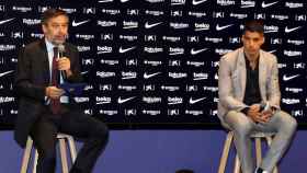 Josep Maria Bartomeu con Luis Suárez en su despedida / FC Barcelona