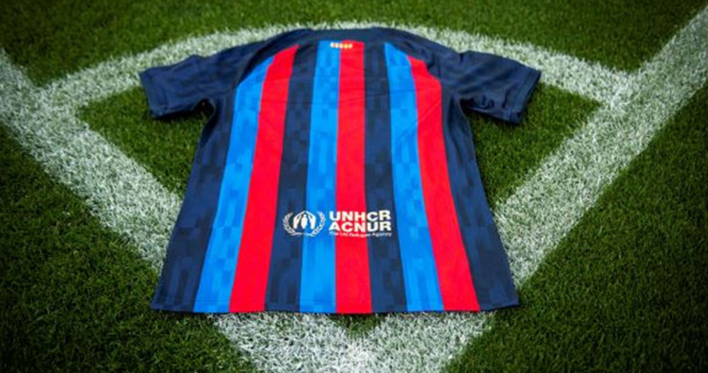La camiseta del FC Barcelona para la temporada 2022 23 con el logo de ACNUR-UNHCR / FCB