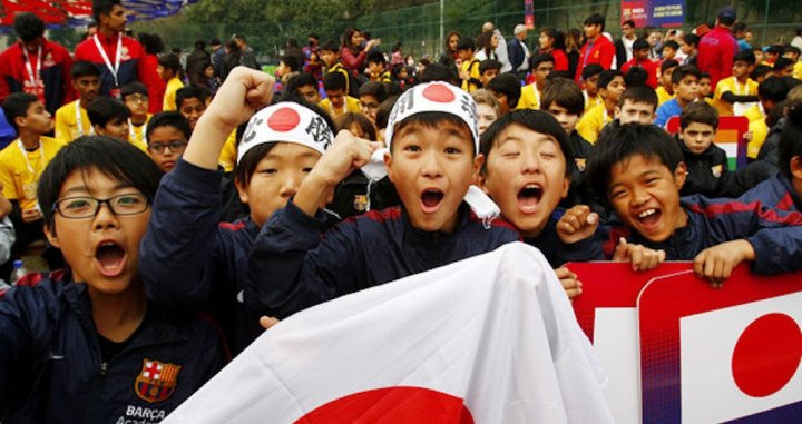 Una foto de unos alumnos de una de las escuelas del Barça en Japón / FCB